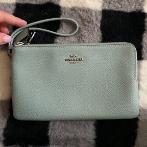 BRAND NEW: DOUBLE ZIPPERED LARGE COACH WRISTLET